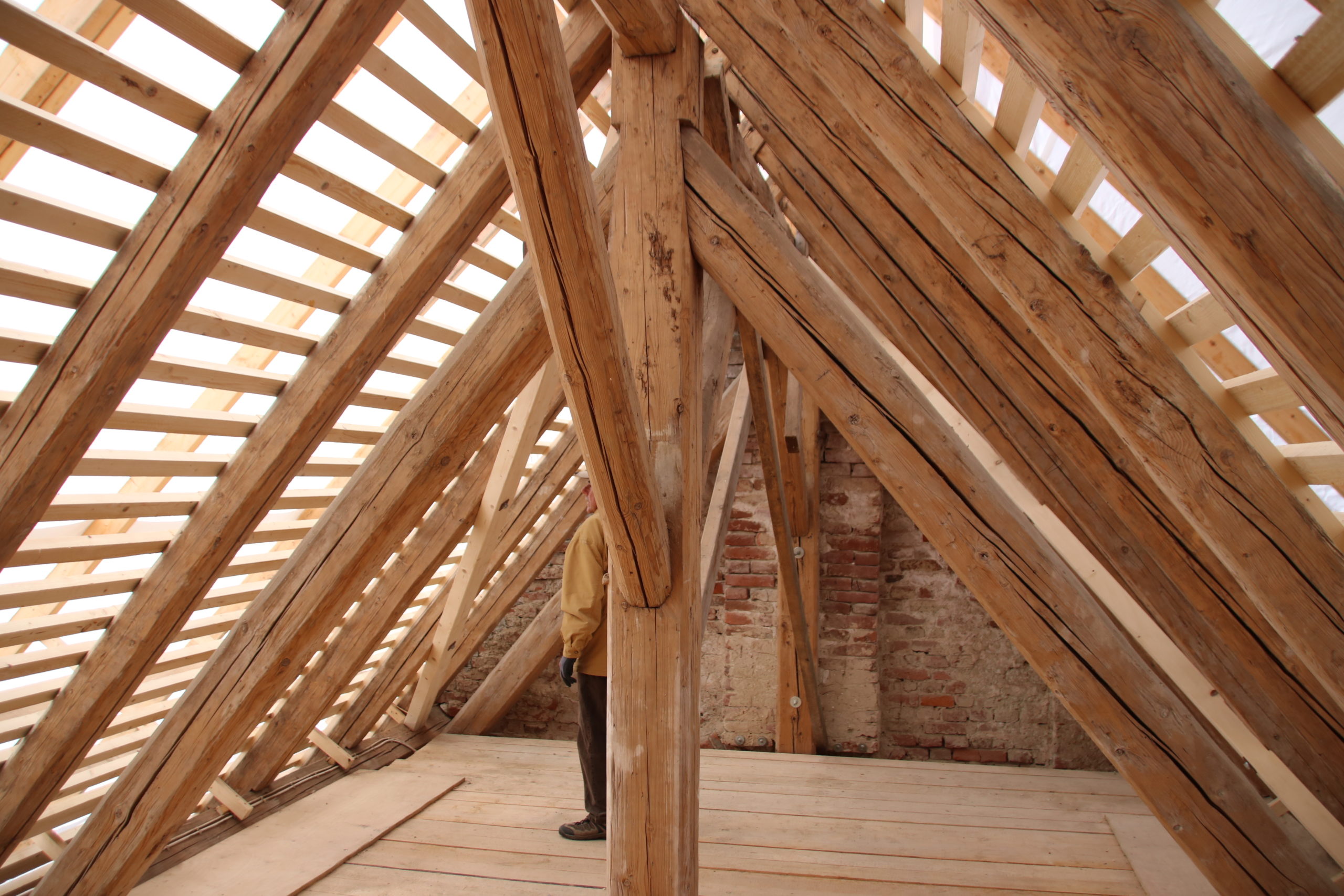 Dachkonstruktion aus Holz von innen